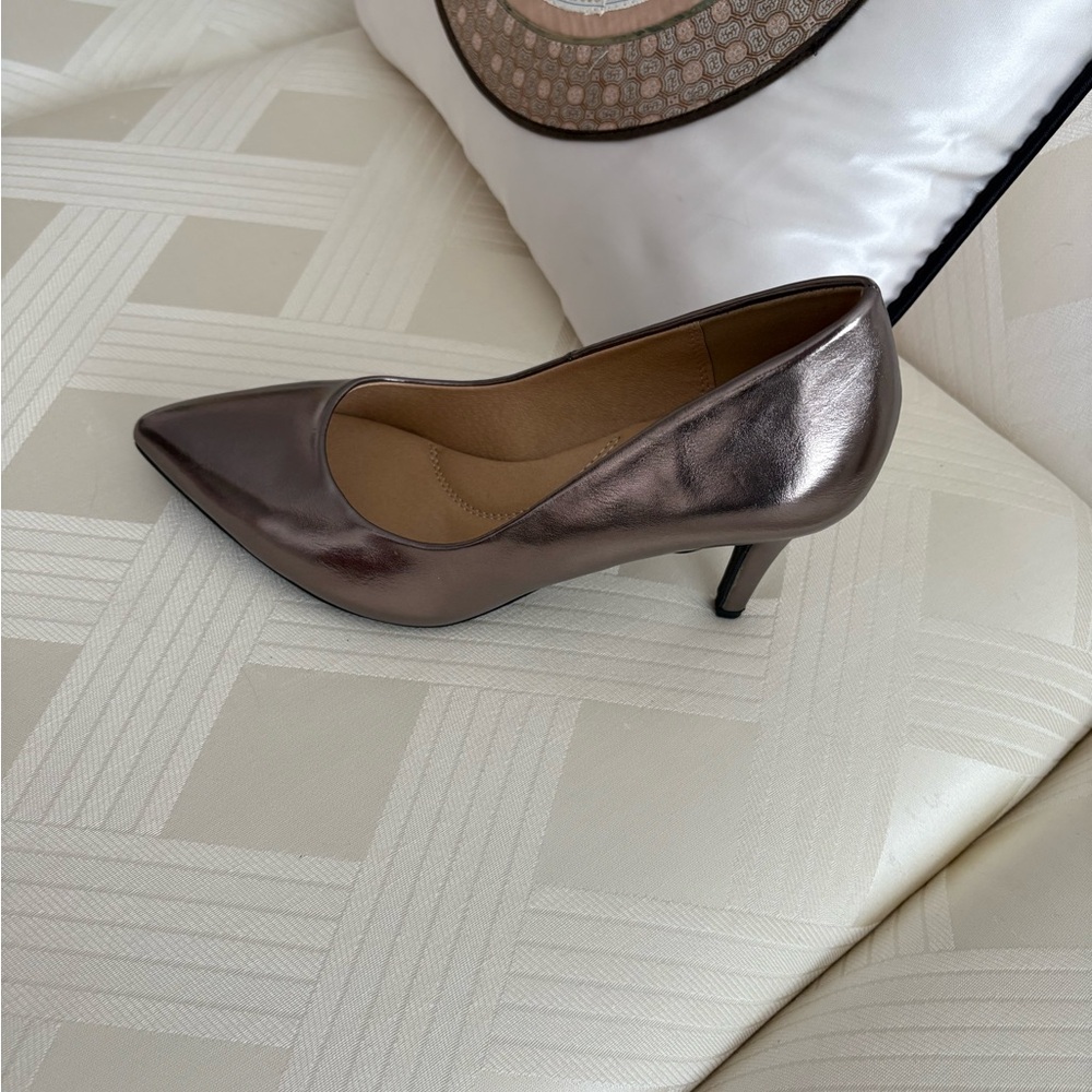 Classy Pointed Toe Heels - Picture 4 of 4